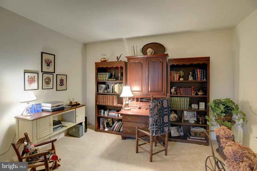 3914 North Glebe Road Arlington, VA 22207 - Photo 15 of 17 a workspace with furniture
