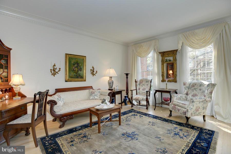 3914 North Glebe Road Arlington, VA 22207 - Photo 4 of 17 a living room with furniture and a rug