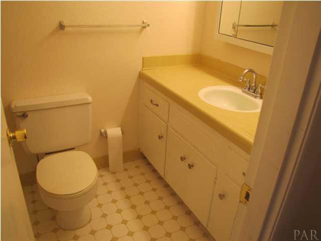 1025 Commonwealth Road Pensacola, FL 32504 - Photo 9 of 25 Hall full bath
