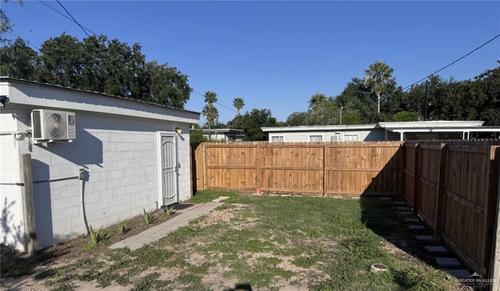 a view of a backyard