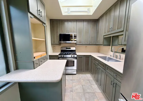 $5,100 | 7601 Kittyhawk Avenue, Los Angeles, CA 90045