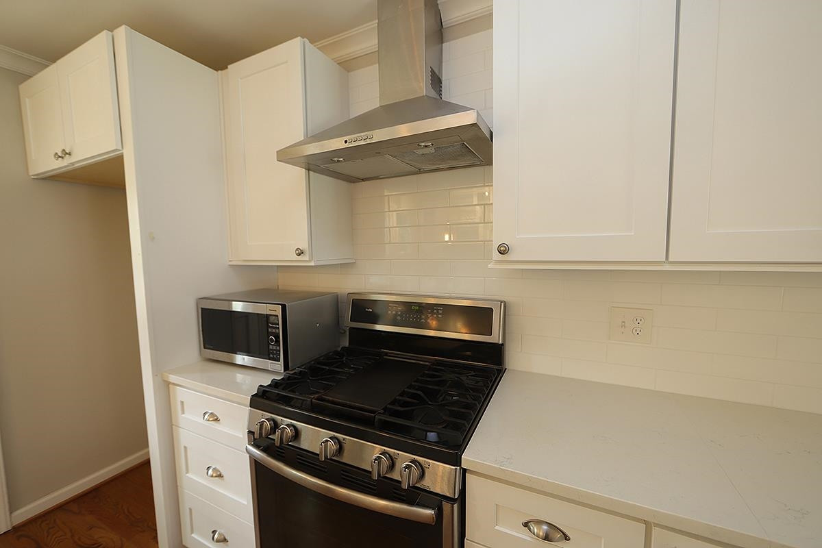 4604 Gunston Place Raleigh, NC 27612 - Photo 18 of 31 Microwave conveys