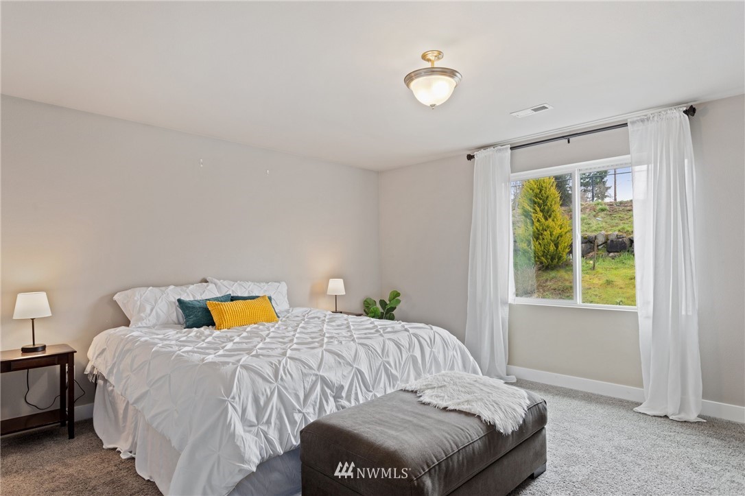 11026 4th Place Southwest Seattle, WA 98146 - Photo 5 of 26 Gallery Image 5