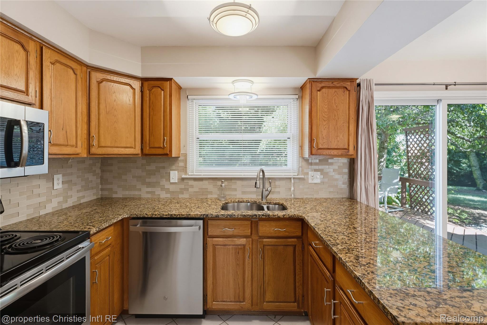 3560 Beach Road Troy, MI 48084 - Photo 7 of 40 9.jpg