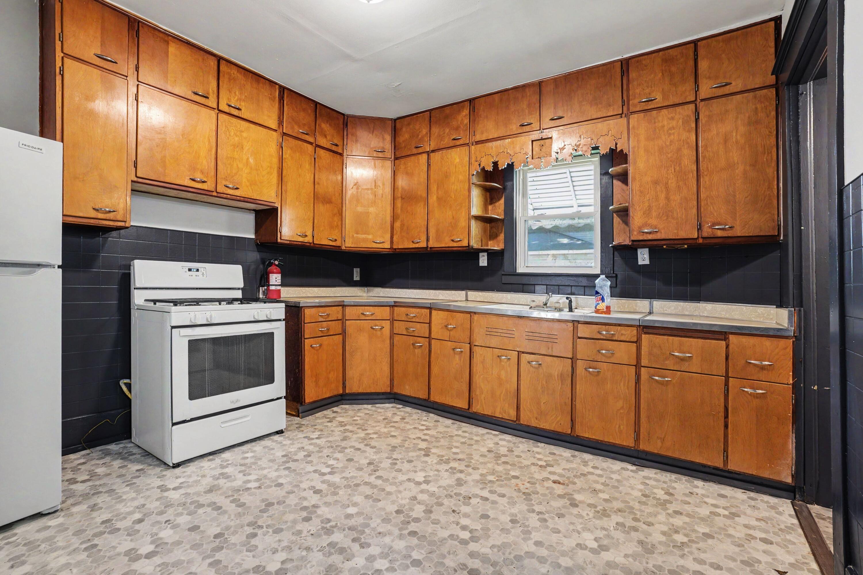 238 4th Avenue Three Rivers, MI 49093 - Photo 9 of 24 009_file_3281