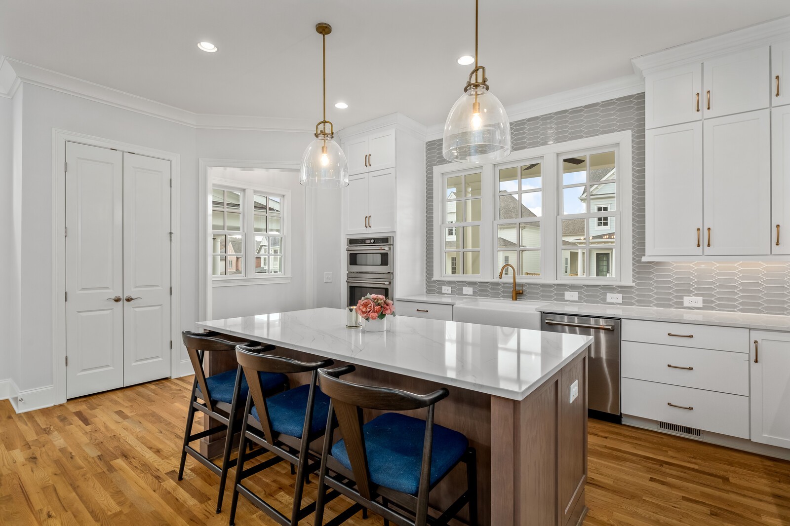 844 Horizon Drive Franklin, TN 37064 - Photo 8 of 48 a kitchen with center island table and chairs in it