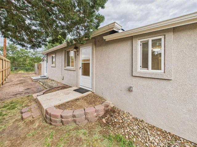 a house view with a outdoor space