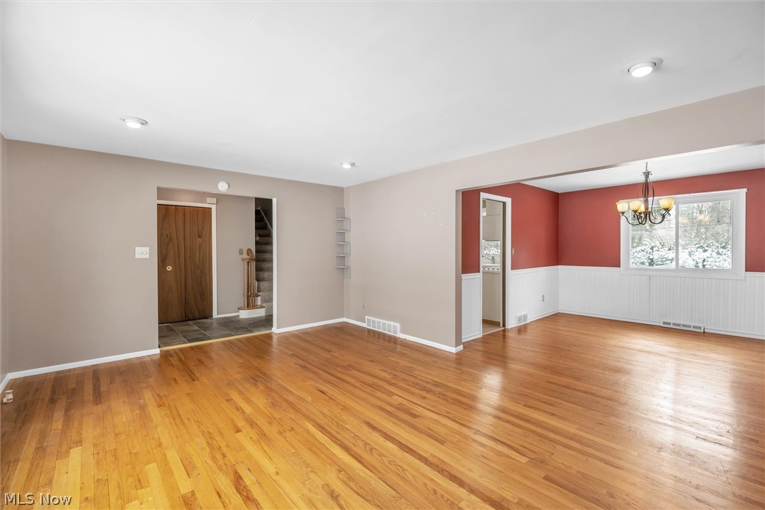 1050 Roland Road Cleveland, OH 44124 - Photo 2 of 32 Living room
