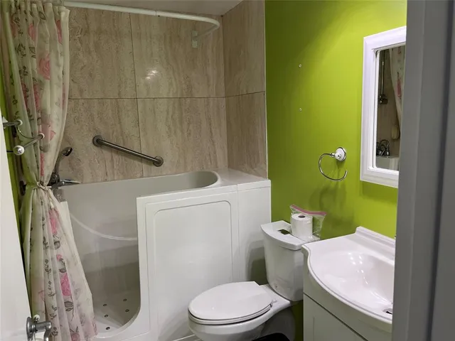 $250,000 | 3200 Northeast 36th Street, Unit 714, Fort Lauderdale, FL 33308