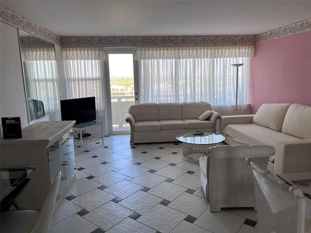 $250,000 | 3200 Northeast 36th Street, Unit 714, Fort Lauderdale, FL 33308