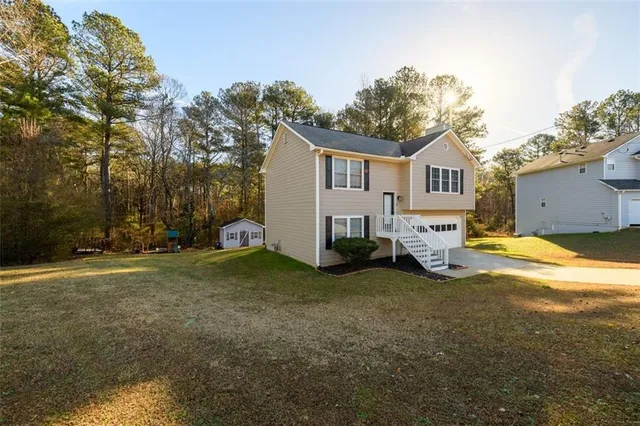 a view of a house with a yard
