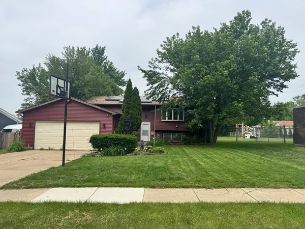 a view of a house with a yard