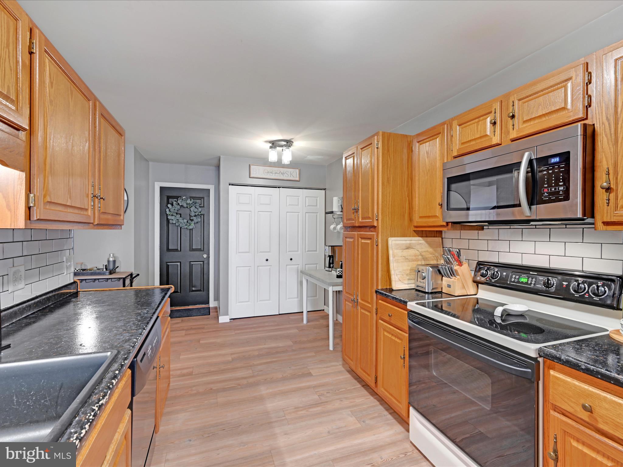118 Pepperton Court Lititz, PA 17543 - Photo 17 of 34 Kitchen