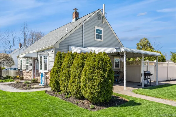 $709,900 | 29 Spool Lane, Levittown, NY 11756