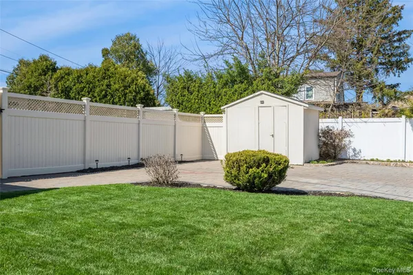 $709,900 | 29 Spool Lane, Levittown, NY 11756