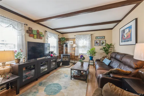 $709,900 | 29 Spool Lane, Levittown, NY 11756