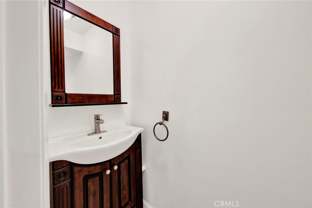 9745 Vía Roma Burbank, CA 91504 - Photo 8 of 25 Gallery Image 8