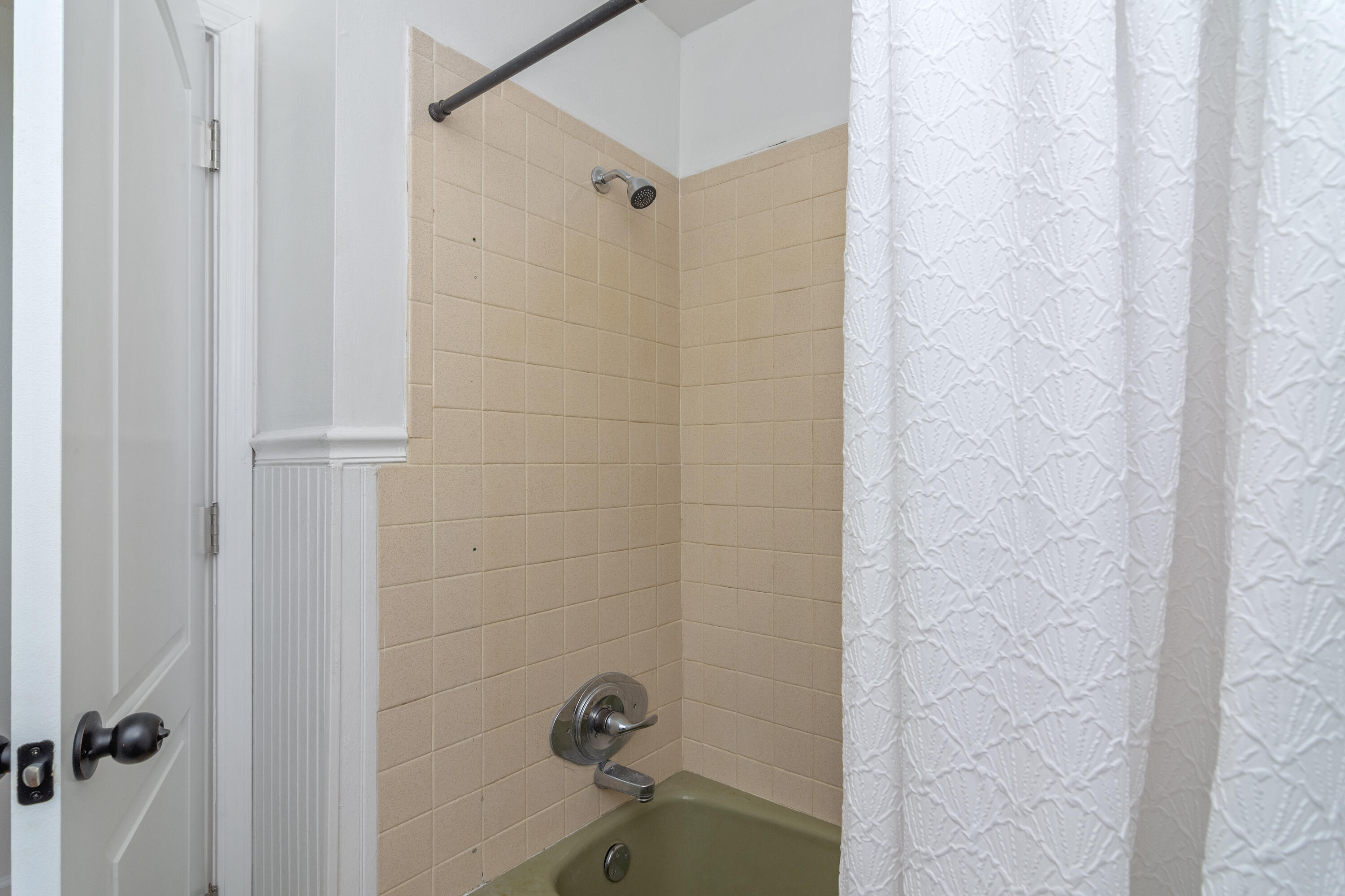 1606 Boy Scout Road DeFuniak Springs, FL 32435 - Photo 24 of 33 a bathroom with a bathtub