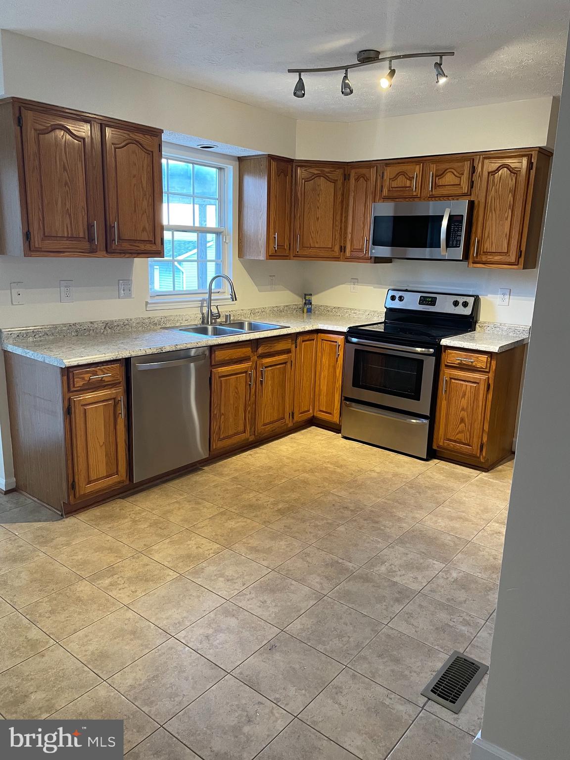7902 Galloping Circle Baltimore, MD 21244 - Photo 6 of 33 Kitchen