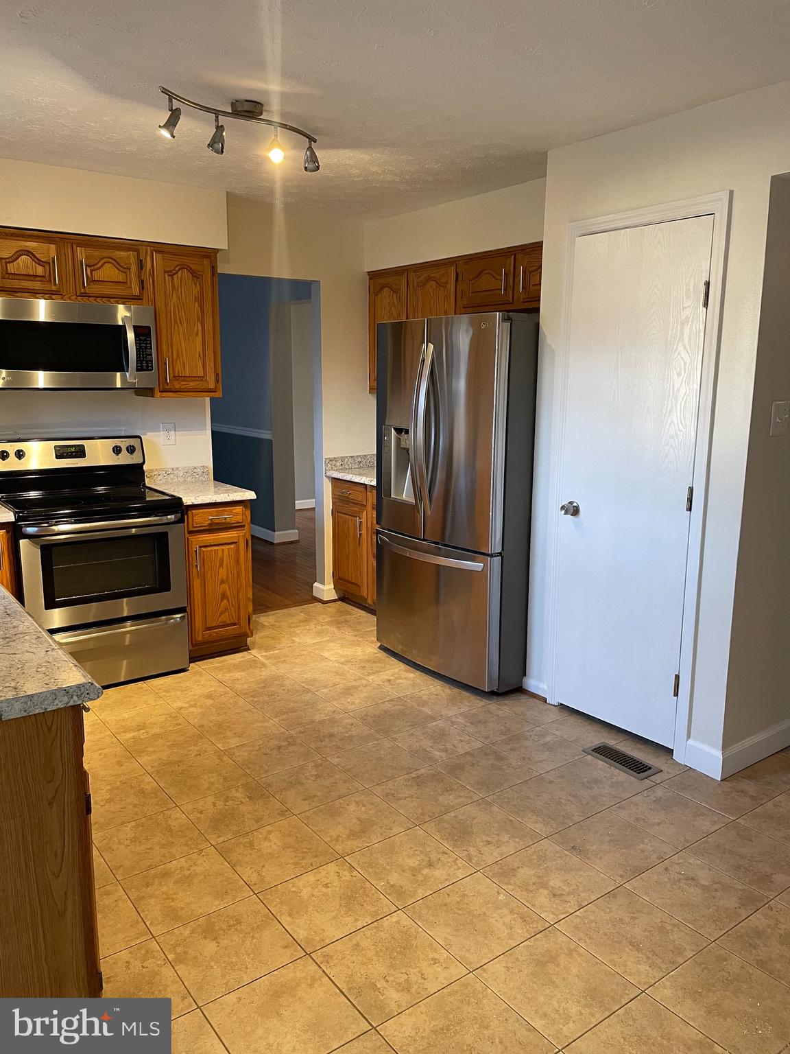 7902 Galloping Circle Baltimore, MD 21244 - Photo 7 of 33 Kitchen