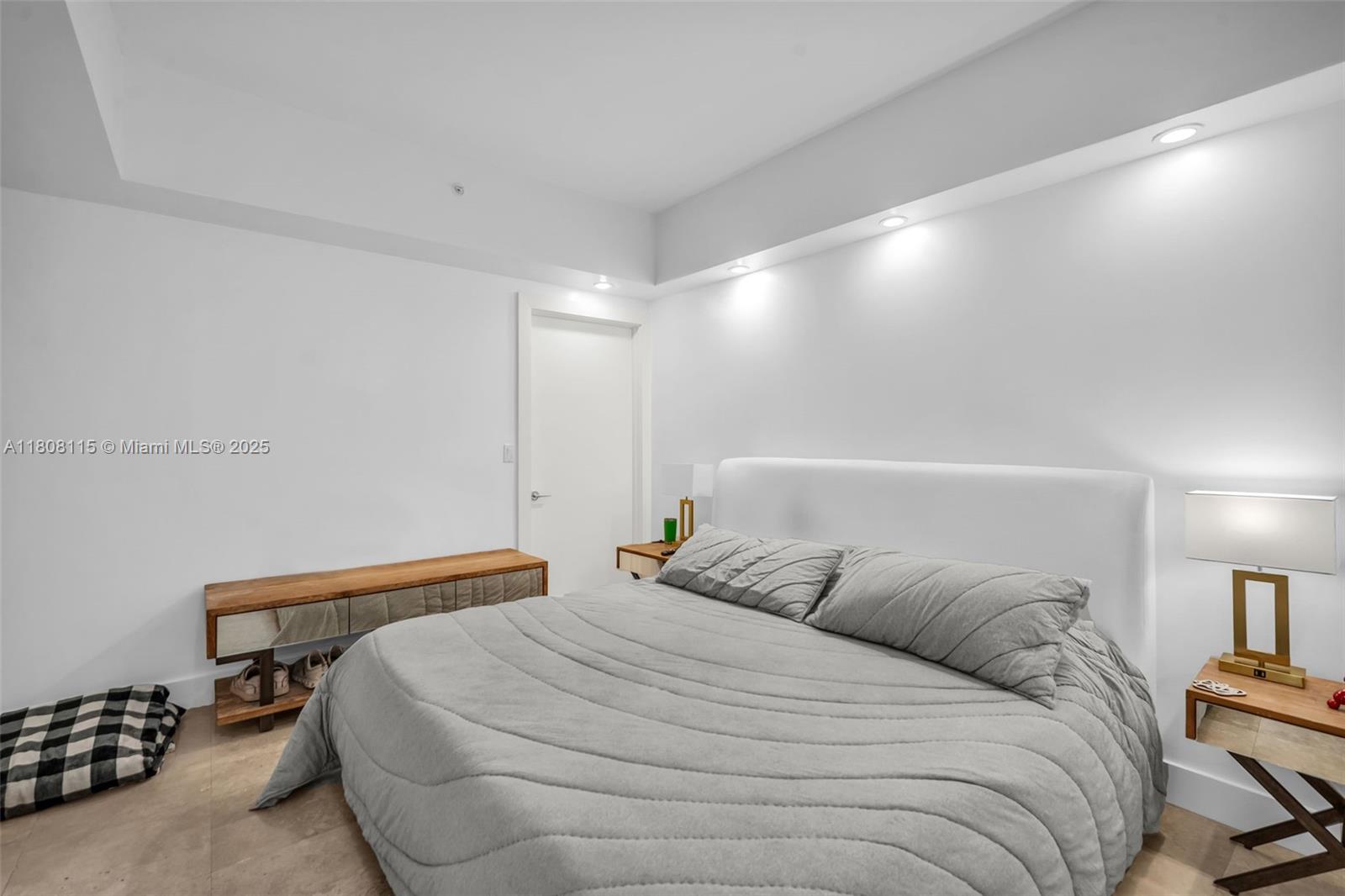 765 Crandon Boulevard, Unit 109 Key Biscayne, FL 33149 - Photo 14 of 21 a bedroom with a bed and a lamp with the dresser