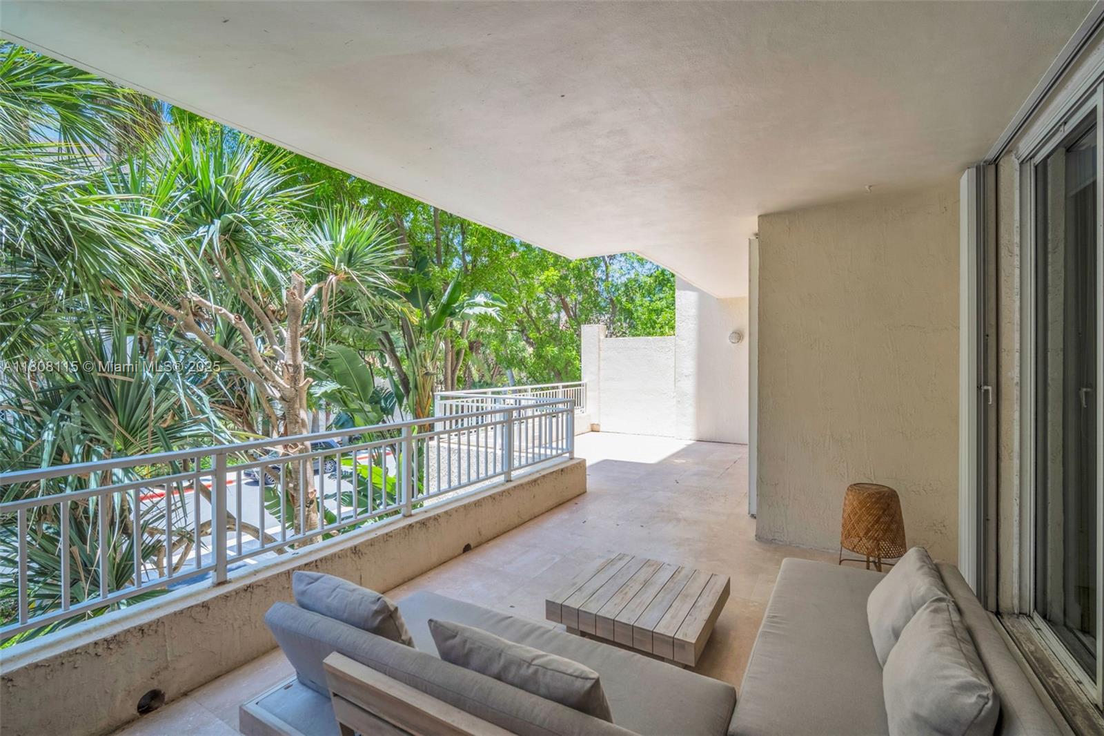 765 Crandon Boulevard, Unit 109 Key Biscayne, FL 33149 - Photo 9 of 21 a living room with furniture