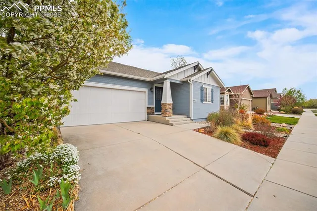a view of a house with entertaining space