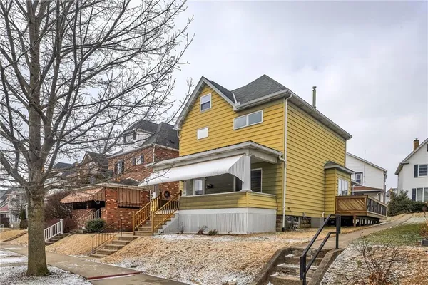 a view of a house with a yard