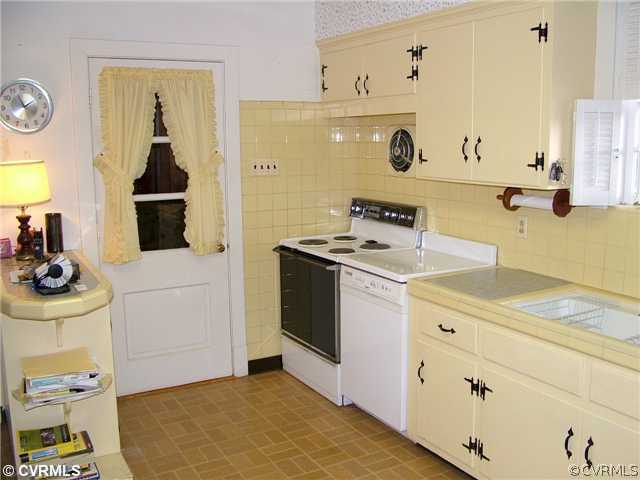 Kitchen - huge eat-in kitchen, this is just one si