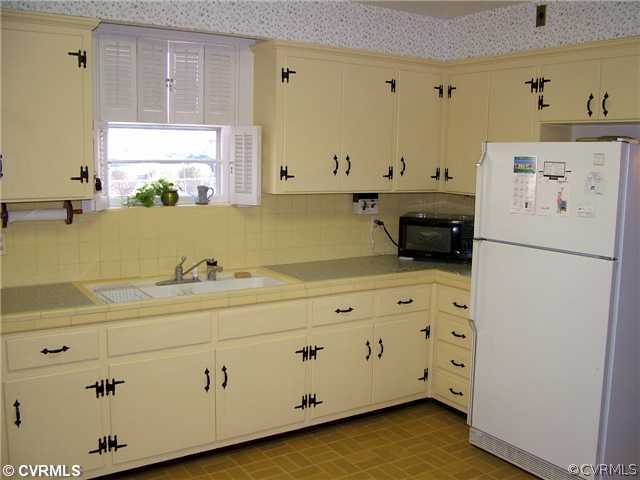 Kitchen - tons of cabinet space in kitchen, cerami
