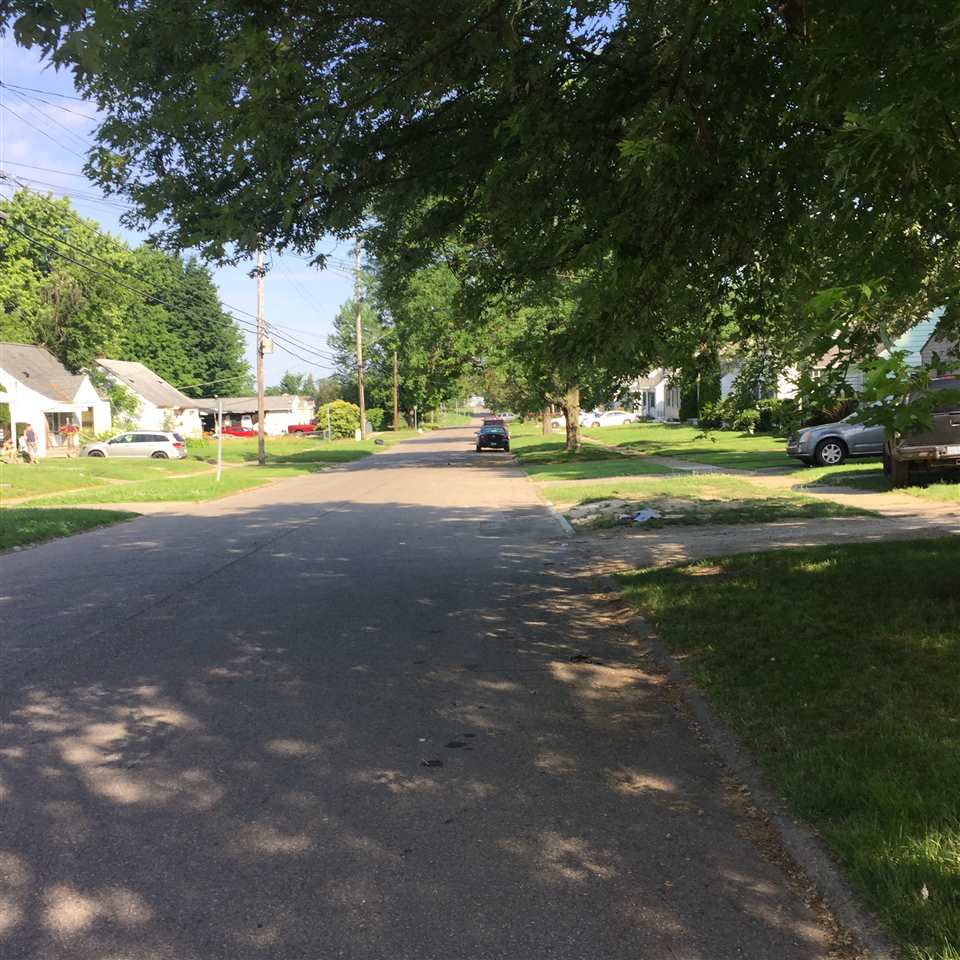 4225 Pengelly Road Flint, MI 48507 - Photo 4 of 27 31393368-3.JPG