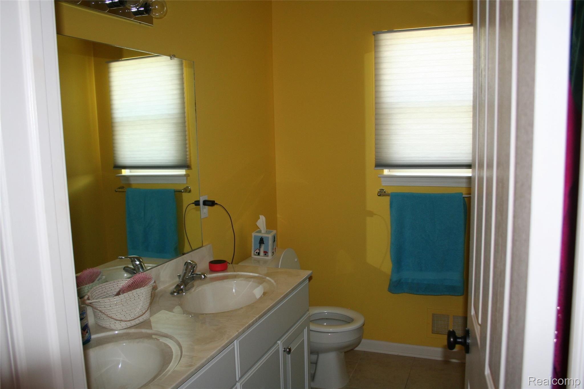 9398 Maple Ridge Drive Newport, MI 48166 - Photo 21 of 35 2nd Floor Bath.JPG