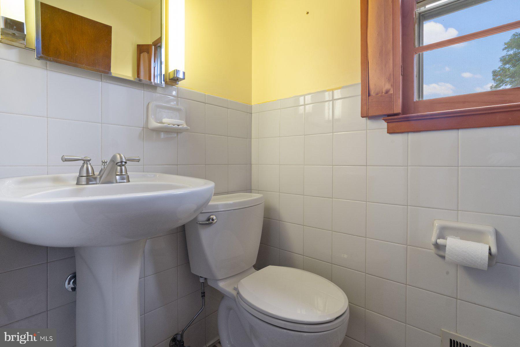 5811 Meadow Drive Frederick, MD 21702 - Photo 16 of 33 Main level half bath