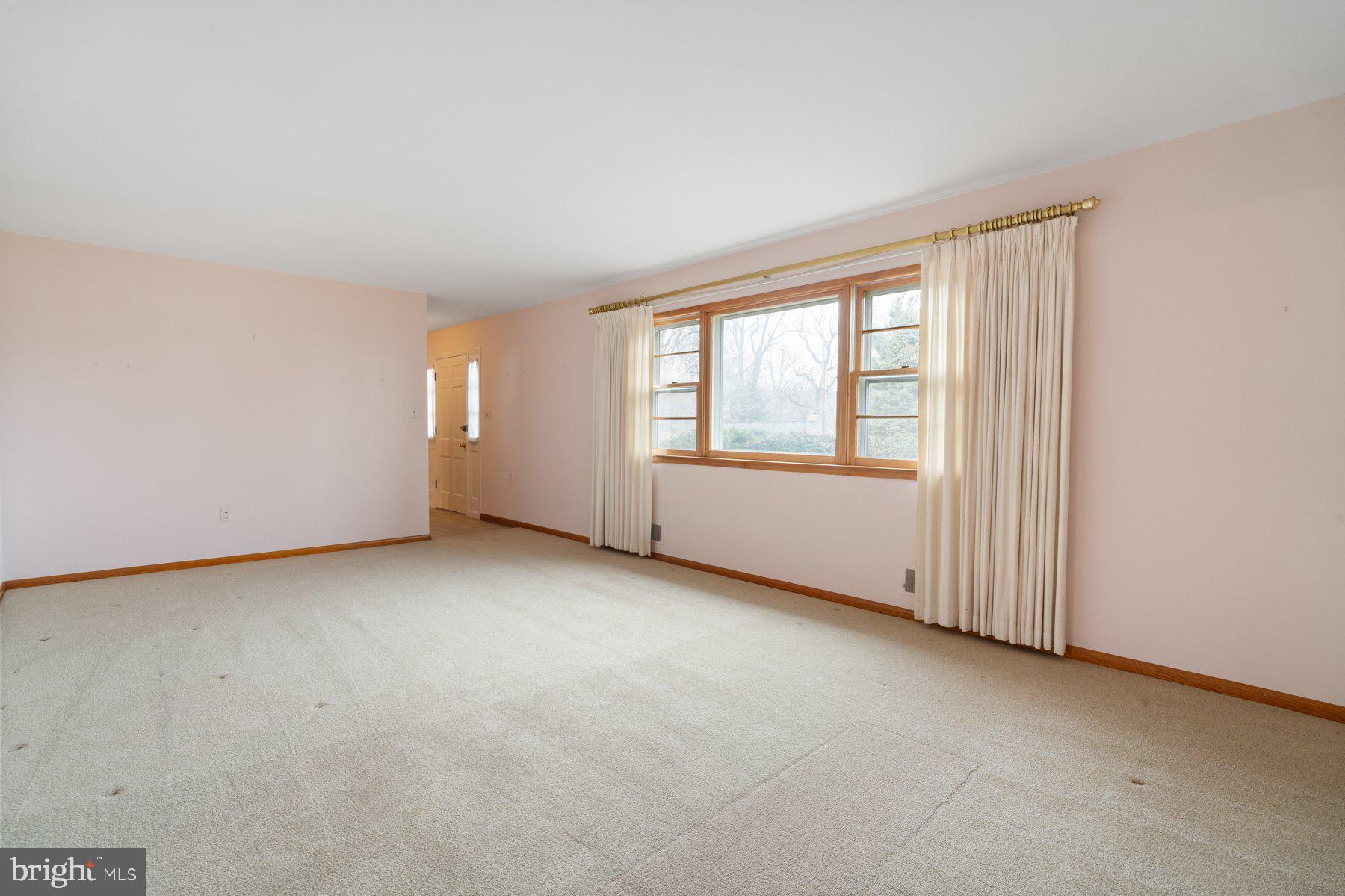 5811 Meadow Drive Frederick, MD 21702 - Photo 5 of 33 Living Room