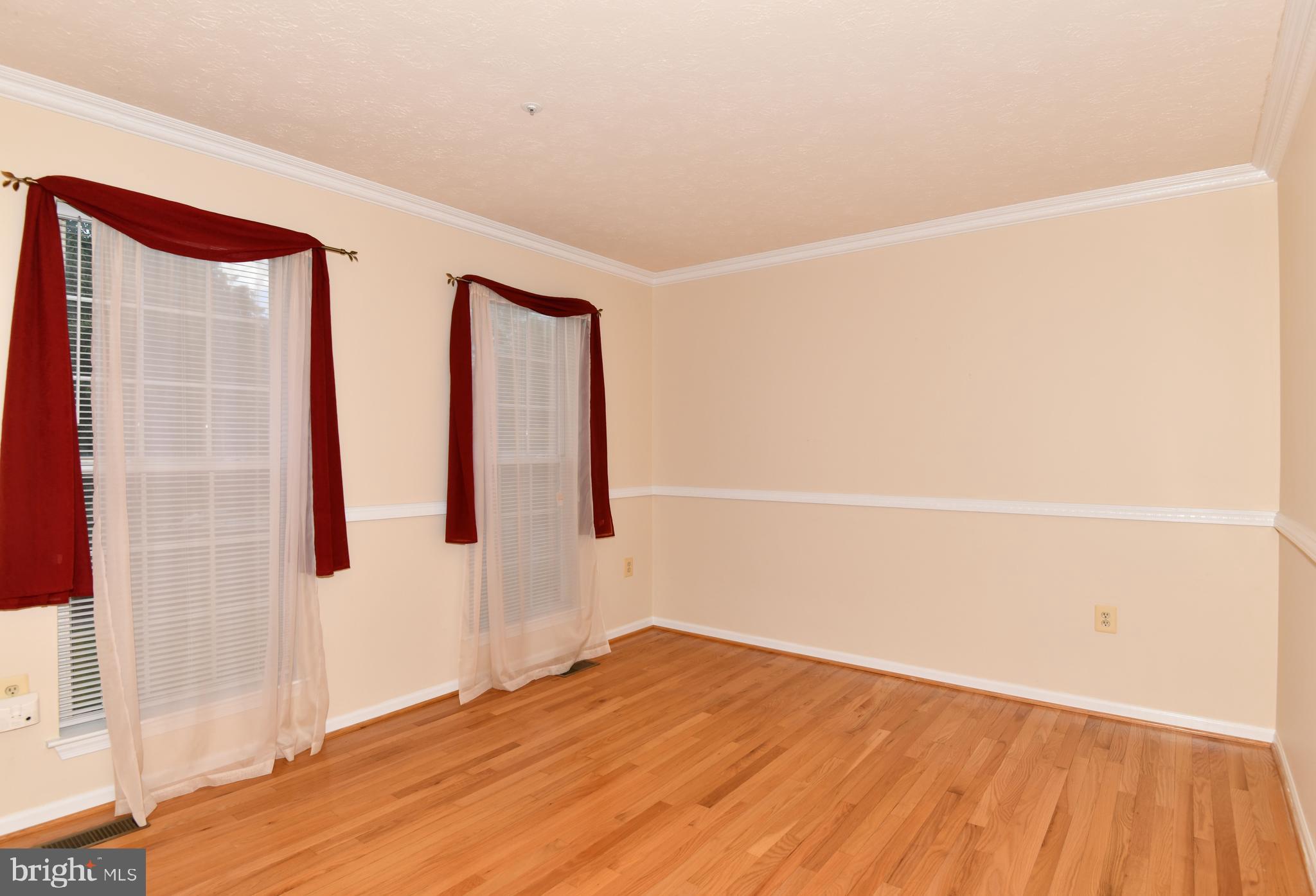 7104 Friendship Road Clinton, MD 20735 - Photo 23 of 29 Chair molding