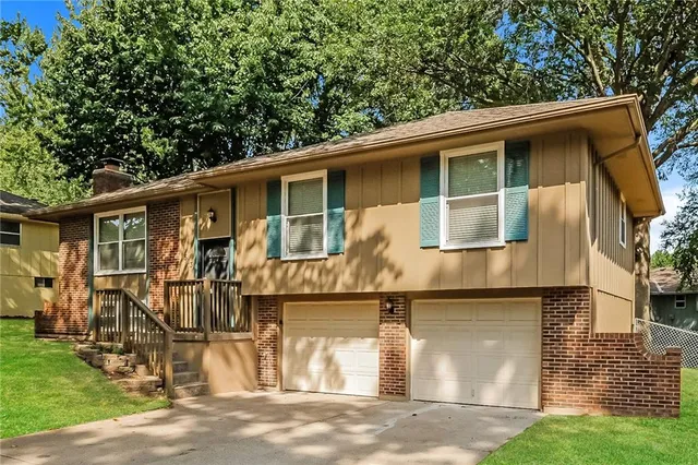 $2,045 | 513 Northeast Grant Drive, Blue Springs, MO 64014