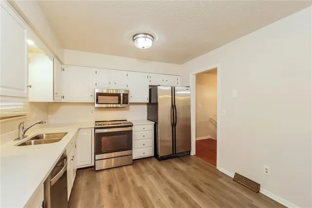 $2,045 | 513 Northeast Grant Drive, Blue Springs, MO 64014