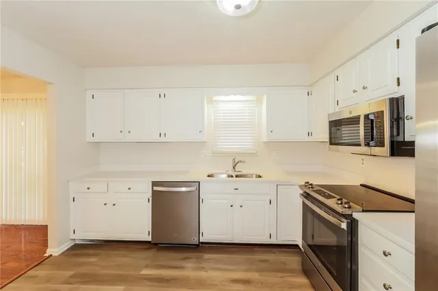 $2,045 | 513 Northeast Grant Drive, Blue Springs, MO 64014