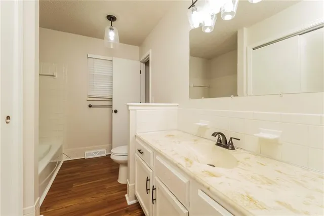 $2,045 | 513 Northeast Grant Drive, Blue Springs, MO 64014