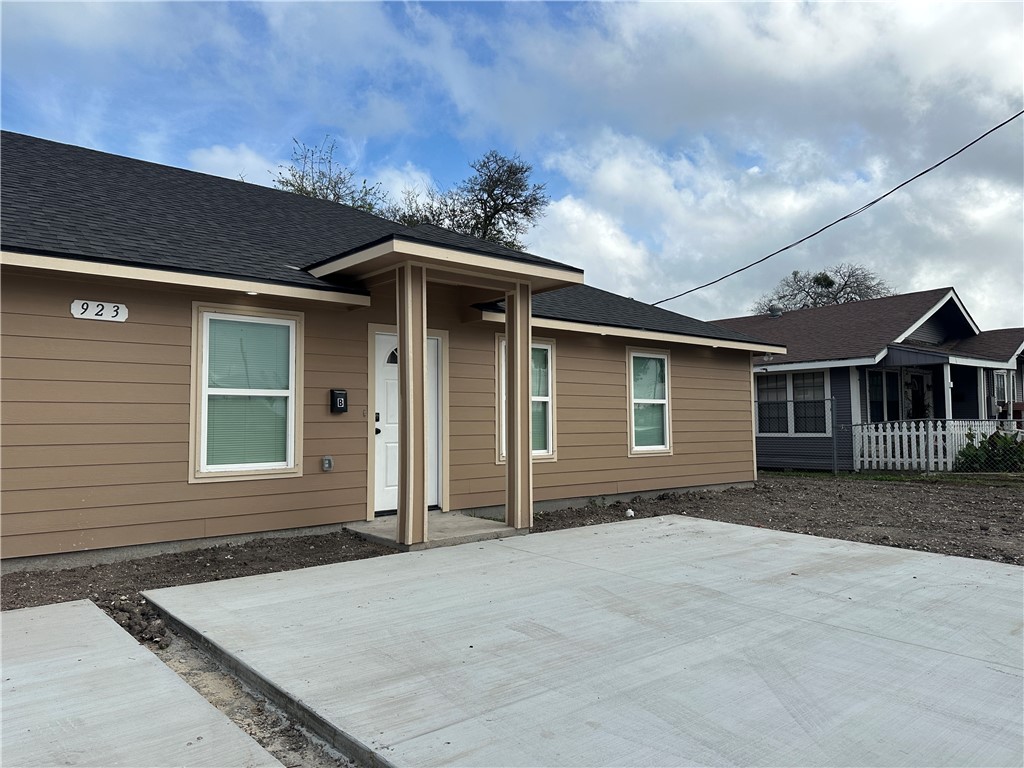 923 Craig Street, Unit B Corpus Christi, TX 78404 - Photo 1 of 9 a front view of a house with a yard
