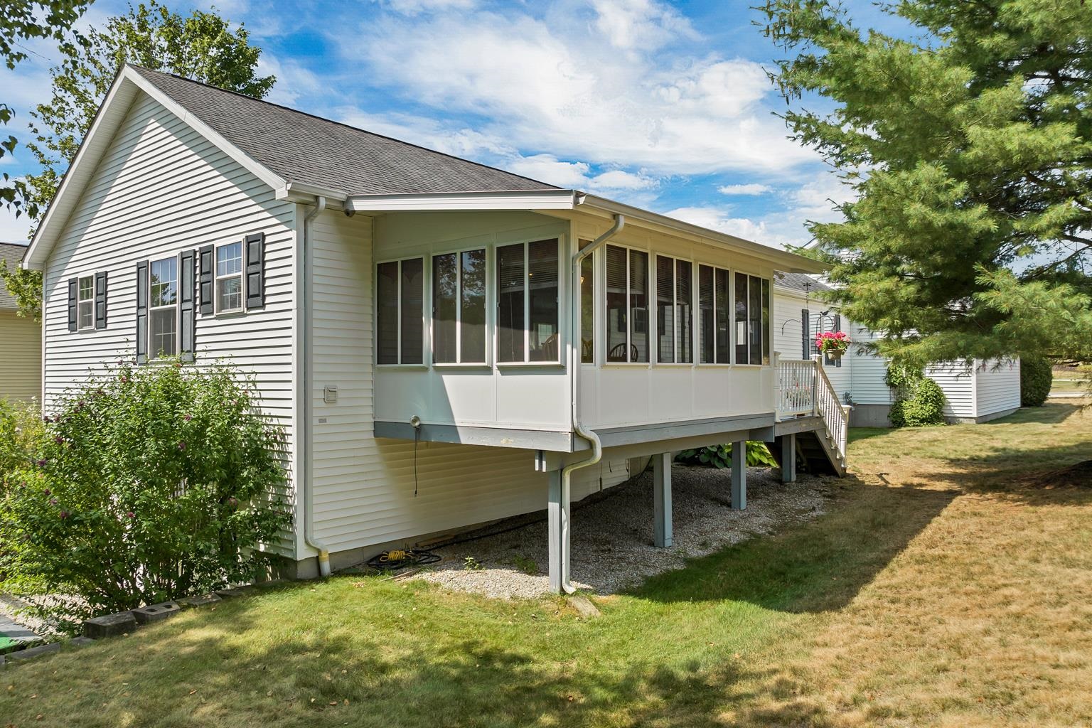 46 Moose Pond Terrace Hooksett, NH 03106 - Photo 2 of 29