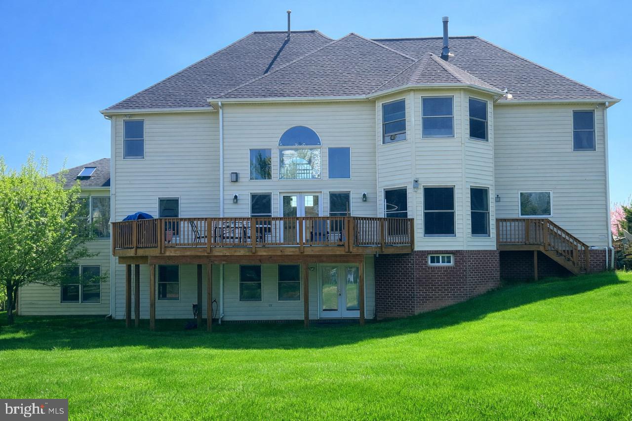 13031 12 Hills Road Clarksville, MD 21029 - Photo 4 of 4 a front view of a house with a garden