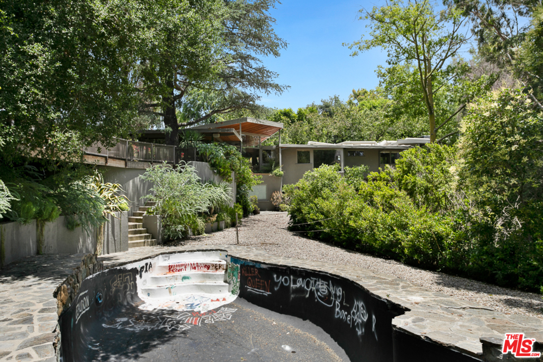 11600 Amanda Drive Studio City, CA 91604 - Photo 26 of 33 a view of outdoor space and yard