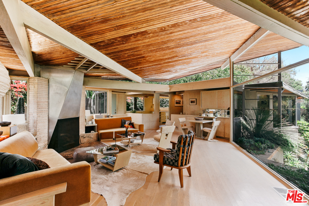 11600 Amanda Drive Studio City, CA 91604 - Photo 28 of 33 a outdoor space with couches a barbecue grill a dining table and chairs with outer view