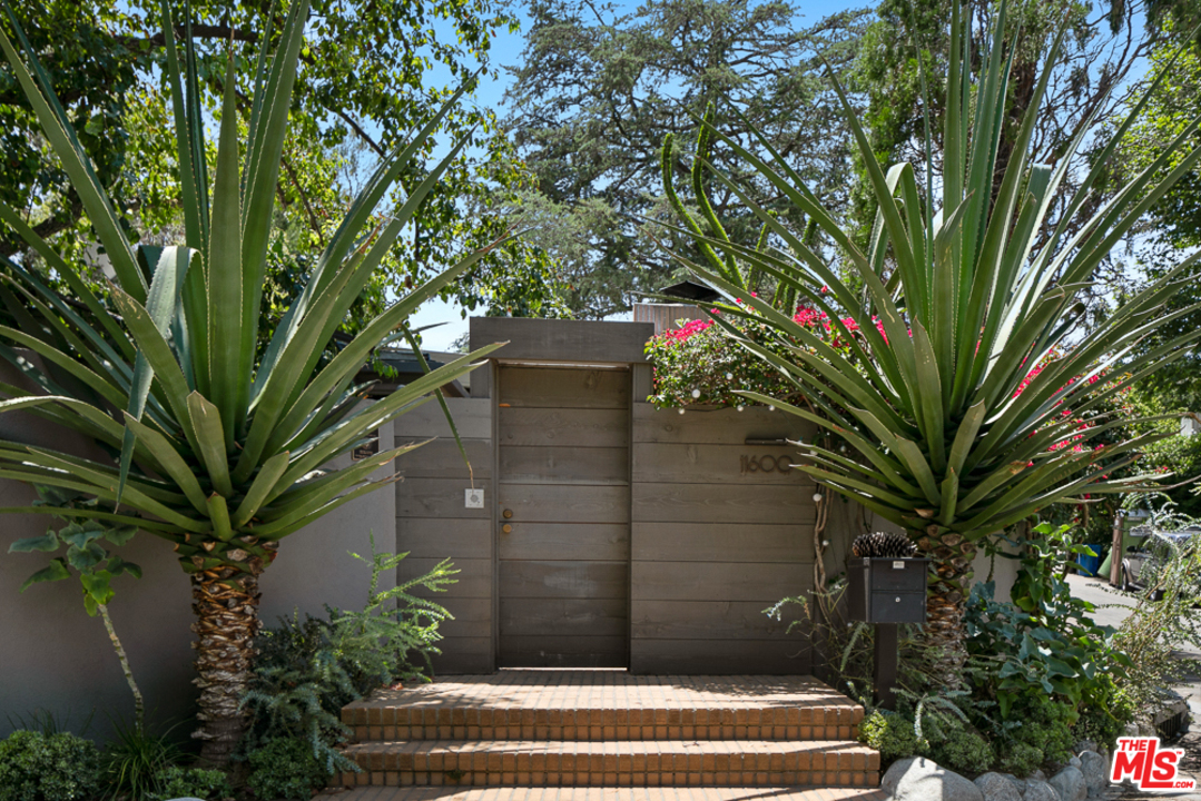 11600 Amanda Drive Studio City, CA 91604 - Photo 33 of 33 a house with a tree