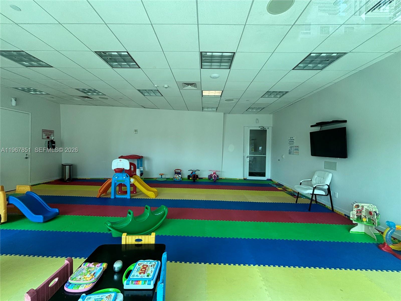 79 Southwest 12th Street, Unit 2703S Miami, FL 33130 - Photo 51 of 61 View to the indoor playground from outside