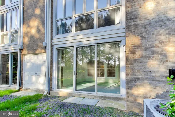 $2,600 | 5707 Brewer House Circle, Unit T2, Rockville, MD 20852