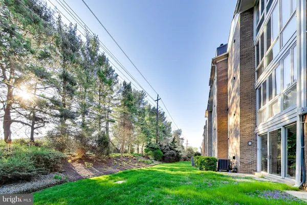 $2,600 | 5707 Brewer House Circle, Unit T2, Rockville, MD 20852