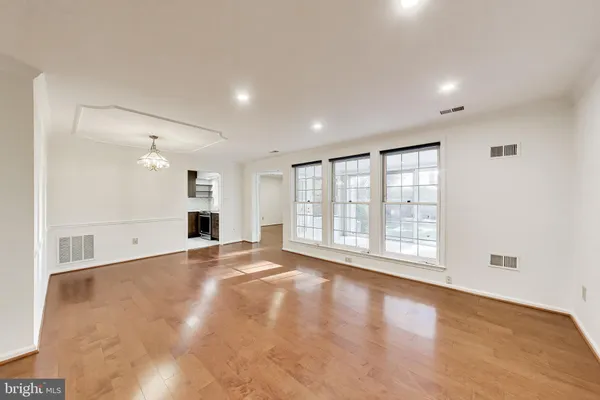 $2,600 | 5707 Brewer House Circle, Unit T2, Rockville, MD 20852