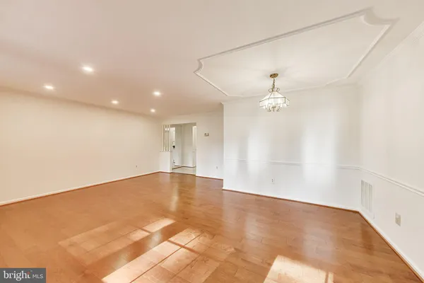 $2,600 | 5707 Brewer House Circle, Unit T2, Rockville, MD 20852